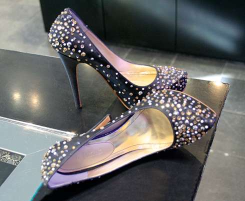 Туфли со стразами хорошо смотрятся во время выступления, как часть шоу