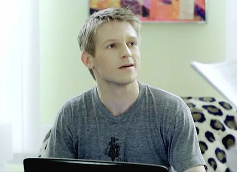 Актер ситкома «Интерны» выпал из окна