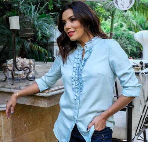 Располневшая Ева Лонгория уверенно позировала в белом мини