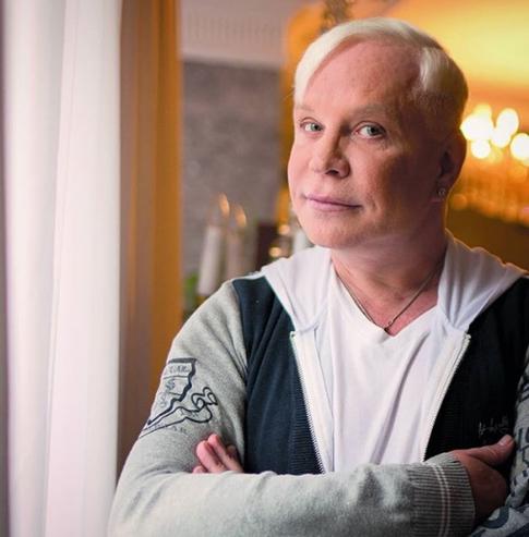 Переживший инсульт Моисеев живет в роскошном доме