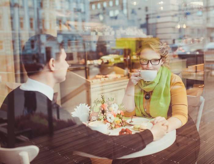 И вроде человек тебе уже как-то даже не совсем незнакомый, а не клеится диалог...