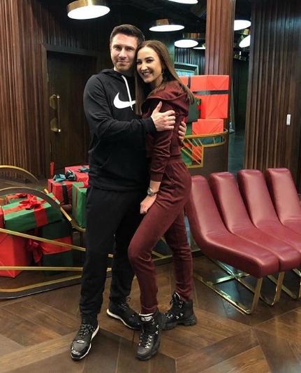 Батрудинов и Бузова прокомментиро&shy;вали свои отношения