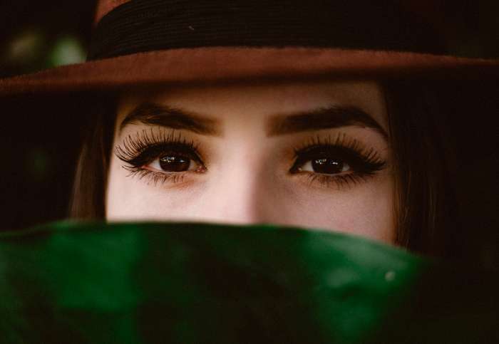 Чем естественнее выглядят волосы и ресницы, тем лучше