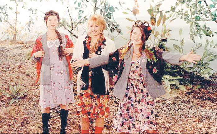 В популярном проекте звезды примерили ретро-образы и исполнили классические хиты советской эстрады. На фото: Лада Дэнс, Алена Апина и Наташа Королева