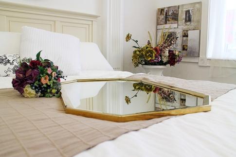 Зеркальный потолок в интерьере: подбираем идеи для оригинального декора