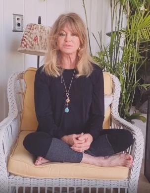 74-летняя Голди Хоун станцевала на батуте