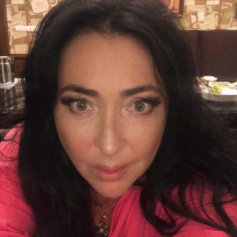 Похудевшая Лолита порадовала поклонников фигурой в облегающем платье