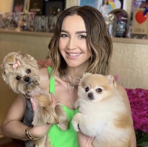 Тату в честь любимца, отдельный дом: кто из звезд заботится о животных лучше, чем о детях