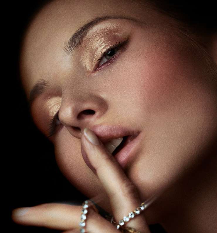 Румяна можно наносить и на лоб, и даже на подбородок Румяна можно наносить и на лоб, и даже на подбородок