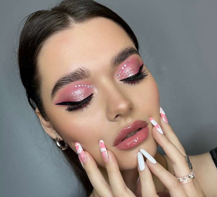 В новогоднюю ночь можно себе позволить стразы и камни