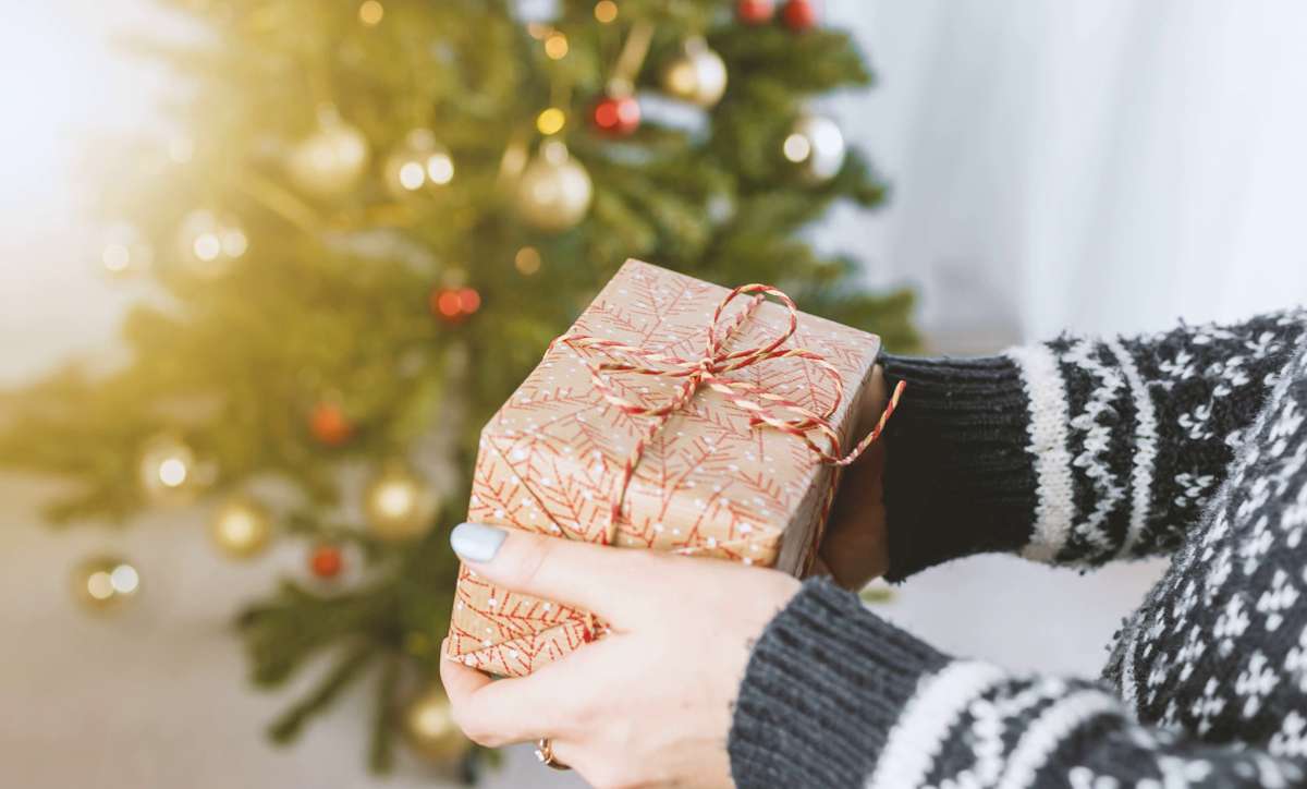 что подарить его любимой маме