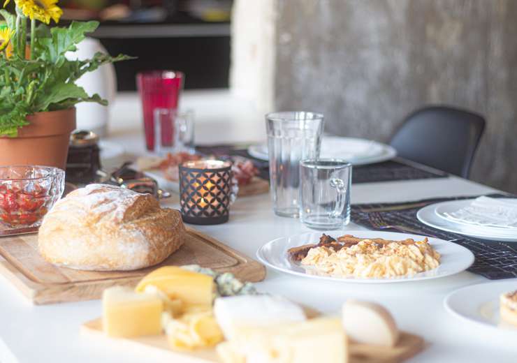 поставьте пустую тарелку рядом с собой - так вы притяните в свою жизнь нужного человека