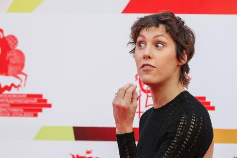 «Как ей красиво»: актриса Ирина Горбачева побрилась налысо