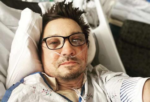 Джереми Реннер поблагодарил врачей, спасших его жизнь после страшной аварии