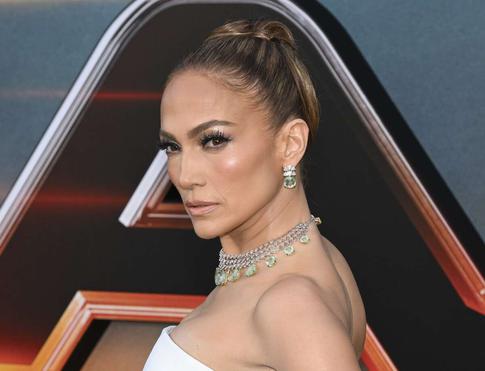 Очередное обнажение: Дженнифер Лопес в «голом» топе встретилась с друзьями