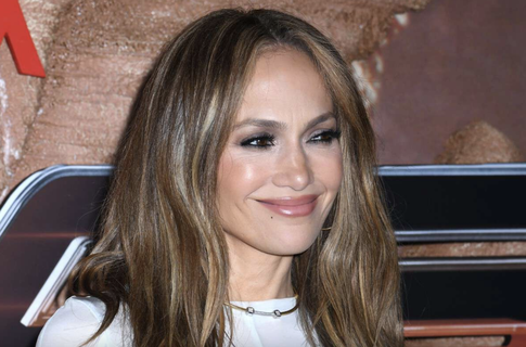 Пикантно одетую Дженнифер Лопес запечатлели у плиты: фото