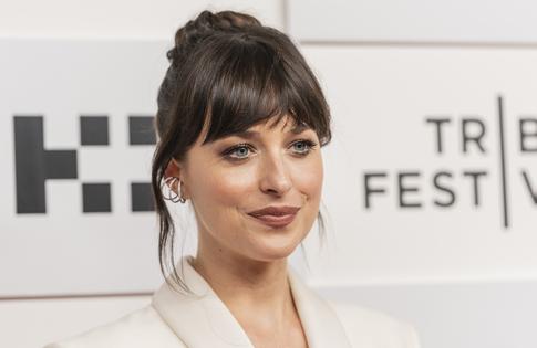 Дакота Джонсон и Крис Мартин объявили о помолвке