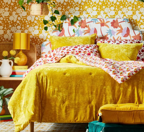 Желтый диван для настроения: как создать интерьер с дофамином