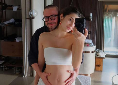 Александр Петров показал новогоднее фото с беременной женой