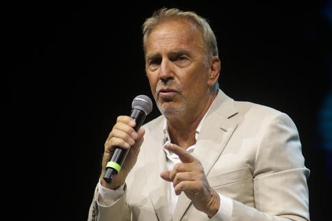 Кевин Костнер добился отклонения части исков по делу об изнасиловании