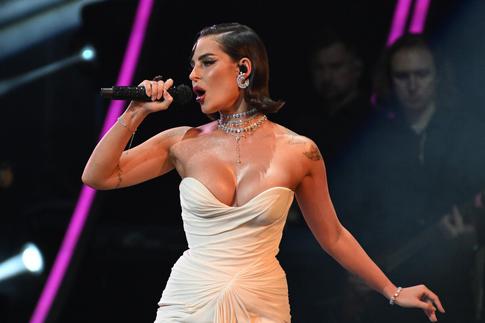 Seville вышла замуж за TONI и обнародовала свадебное фото