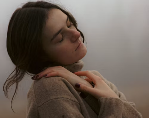 Унылая пора: почему осенью накрывает тоской и как с этим работать