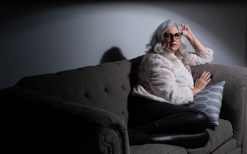 Не потерять бы в серебре: 5 секретов парикмахера по уходу за сединой