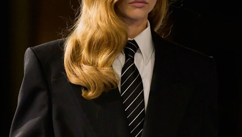 Как носить мужской галстук модной девушке этой зимой: 5 стильных решений