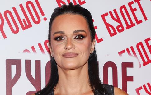 «Малахольная бабка»: певица Слава снялась в ярко-красном купальнике