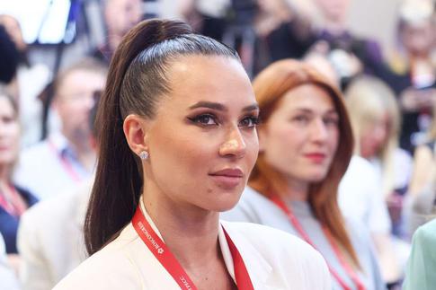 «Крисмас мячики»: Лерчек соорудила необычную елку к Новому году