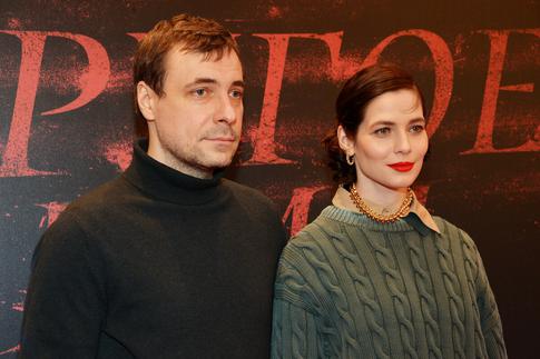 Облаченная в кожаное платье Юлия Снигирь пришла на премьеру с мужем