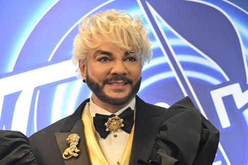 Филипп Киркоров появился на премьере фильма в костюме-лаваше