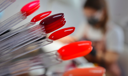 Позолотить ручку: 5 оттенков маникюра зимы, которые притянут богатство