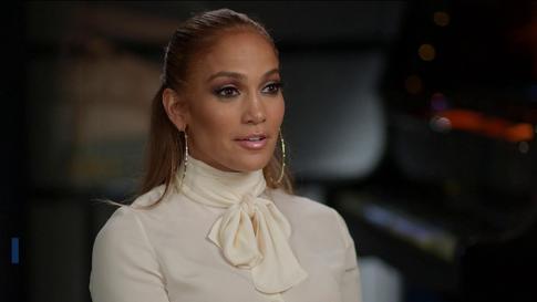 Дженнифер Лопес в трауре: певица появилась на публике после смерти стилиста Хесуса Греро