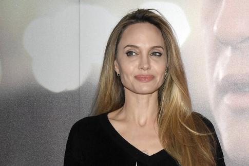 Анджелину Джоли засняли с дочерью от Брэда Питта во время шопинга