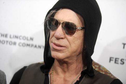 «Мой корабль тонет»: Микки Рурк заявил, что сам спустил свою карьеру «в унитаз»