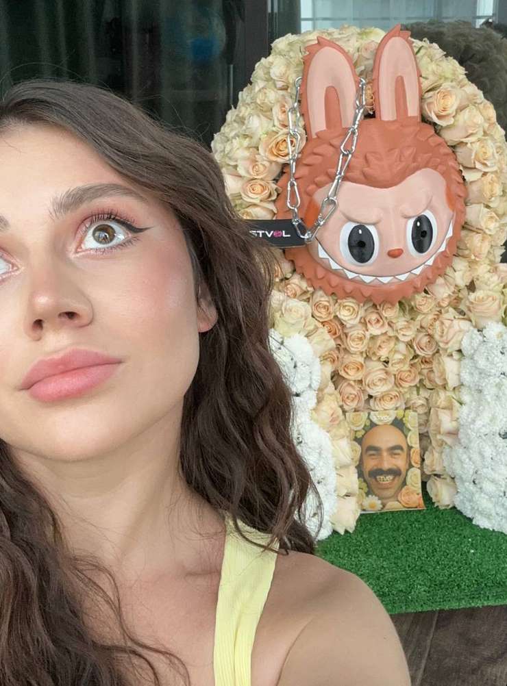 Сабина Хайрова с оригинальным букетом