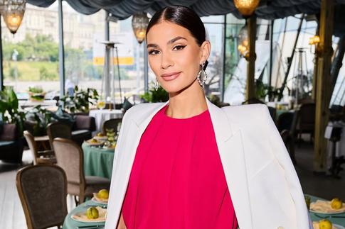 Шубская в черном мини-платье сразила красотой