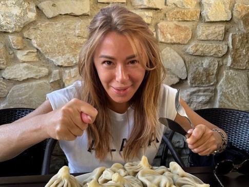 Симпатичный, молодой: в Сети появились фото Апиной с предполагаемым избранником