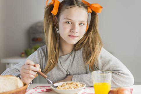 Завтрак для мозга: чем кормить ребенка перед уроками