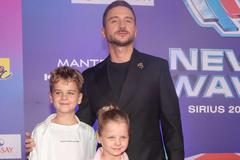 Дети Лазарева осваивают пианино