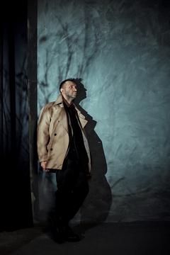 Младший из династии: съемка Ивана Добронравова для ноябрьского номера журнала "Атмосфера"