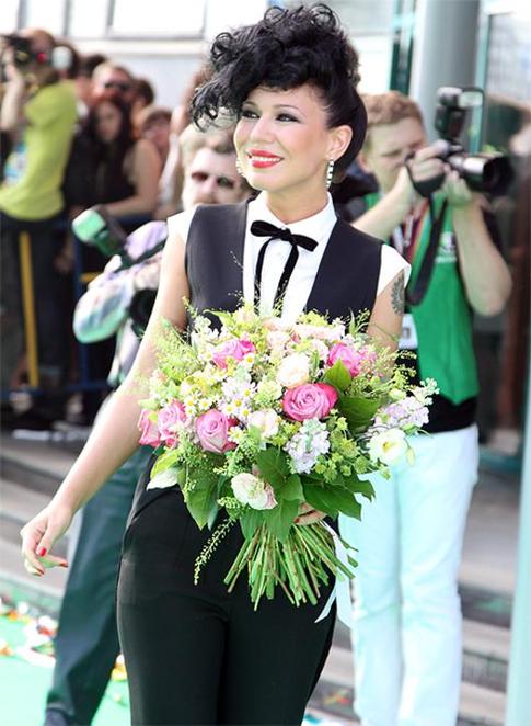 Певицу Елку изводят соседи