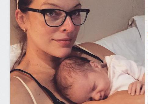 Милла Йовович две недели ходит в пижаме