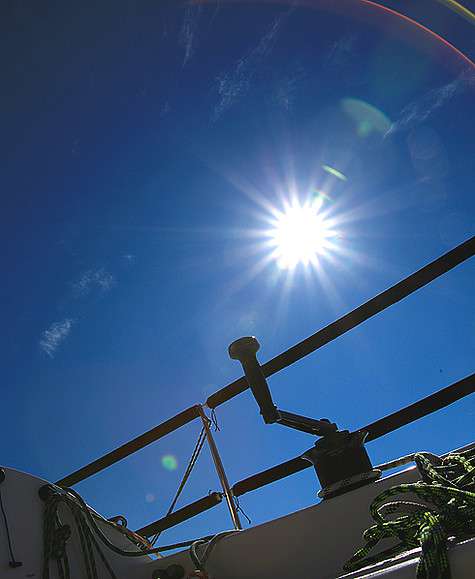 И сейчас достаточно романтиков, которые ловят энергию ветра, принимают участие в регатах и совершают кругосветные путешествия под парусами... Фото автора.