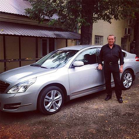 Владимир Викторович Воробье очень рад подарку своего знаменитого сына. Фото: Instagram.com/alexeysparrow.