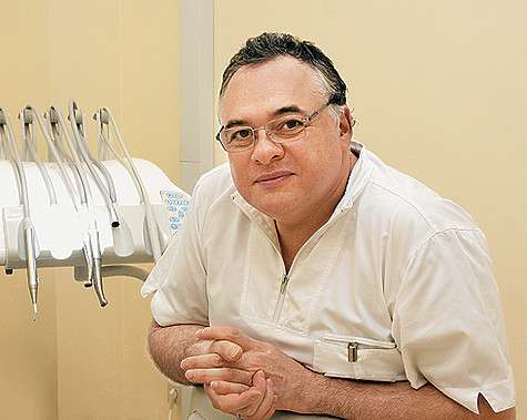 Главный врач клиники «ЛАНЦЕТ» Дмитрий Ланцет: «В чудеса я не верю, поэтому поехал на завод, где производится система CEREC. И лично убедился в ее уникальности». Фото: материалы пресс-служб.