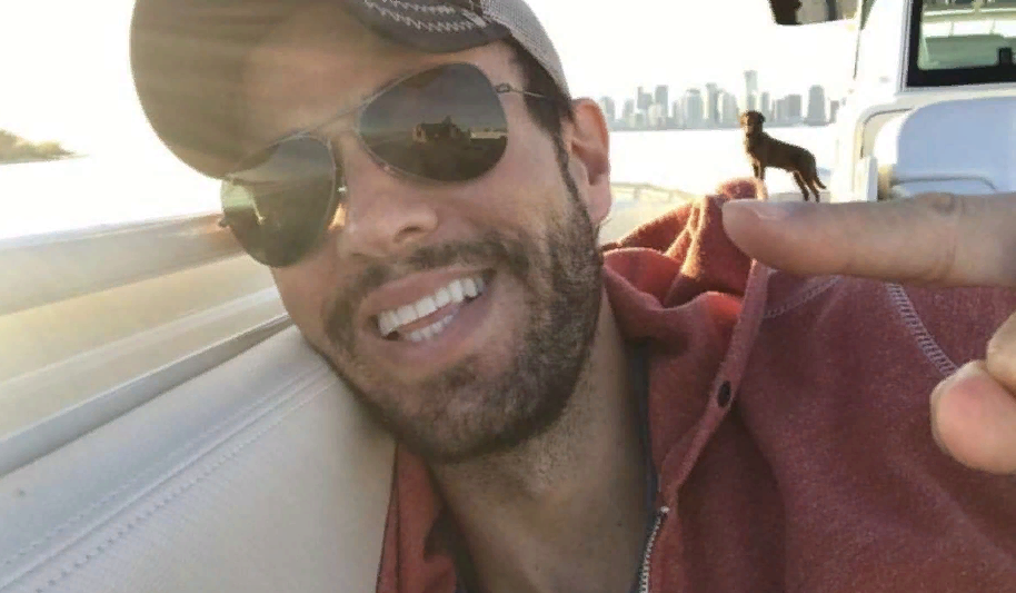 Забывает слова и странно двигается на сцене: Энрике Иглесиас угодил в скандал