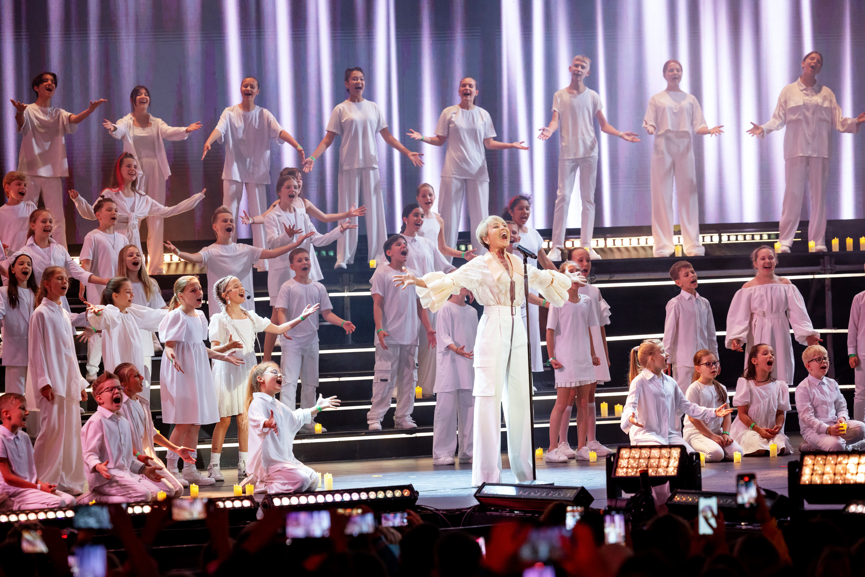 Постройневшая Анжелика Варум вышла на сцену в день рождения мужа