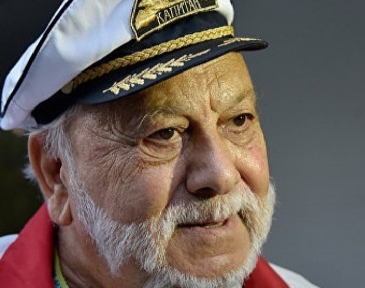 Все в тельняшках: Нарусова, Песков, Долина и другие на юбилее Киркорова-старшего